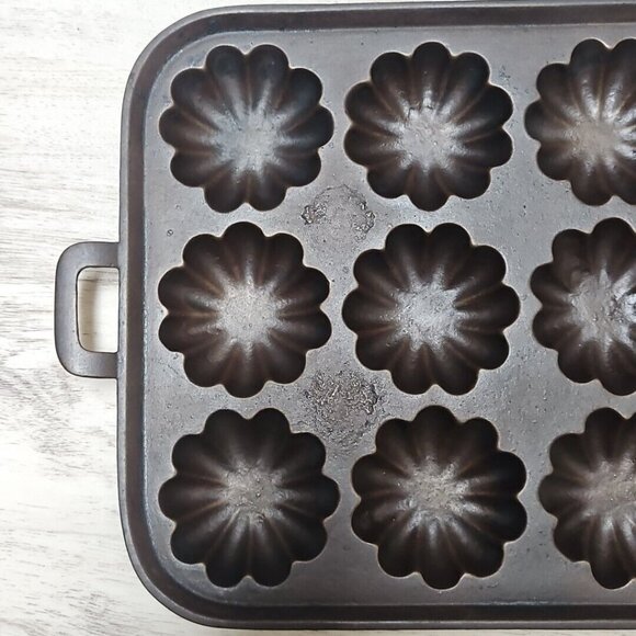 Cast Iron Turks Head Handled Muffin Pan Antique Heavy 12 Slot Unmarked Gatemark? - Picture 2 of 15